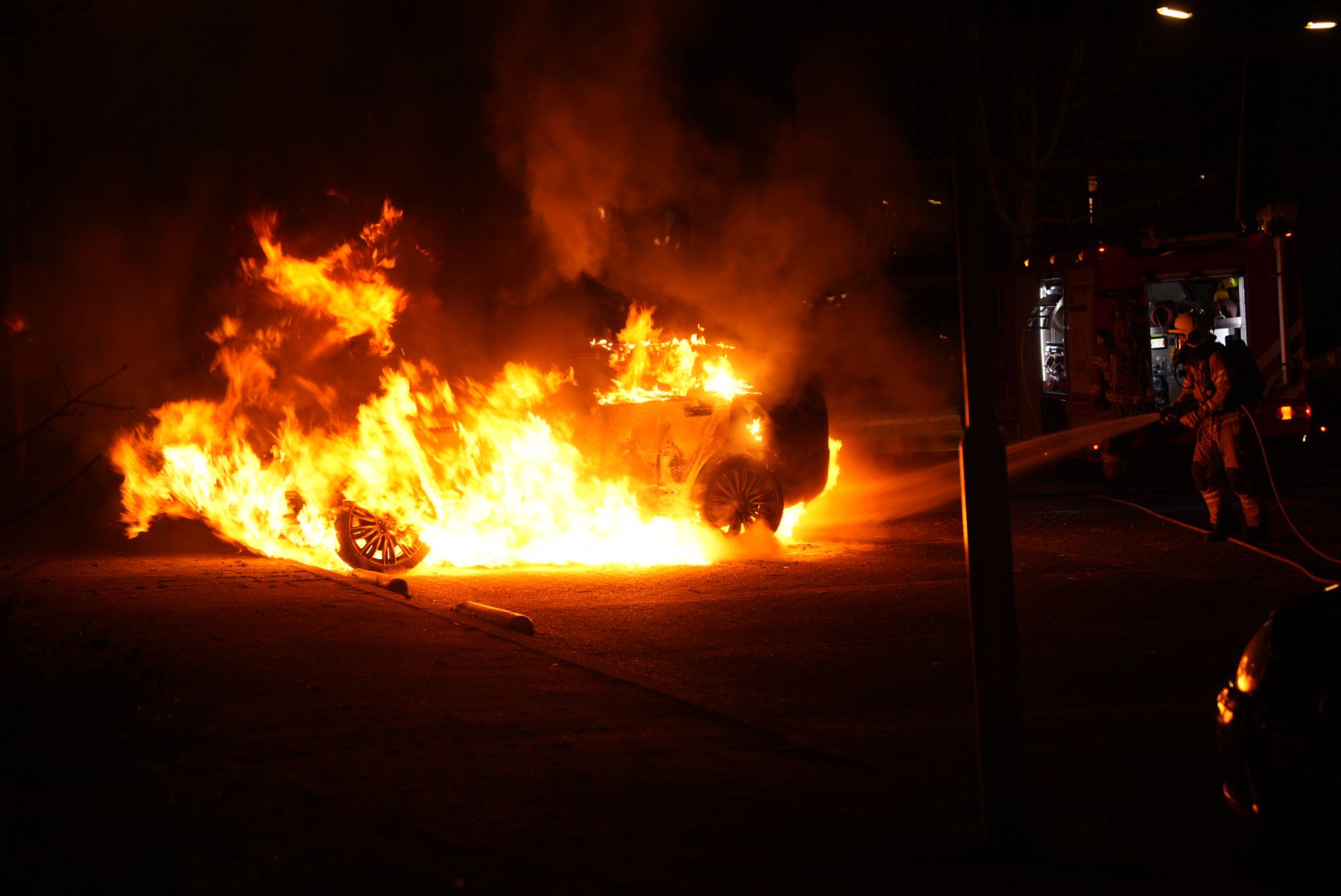 Land Rover in lichterlaaie, vermoedelijk brandstichting Arnhem