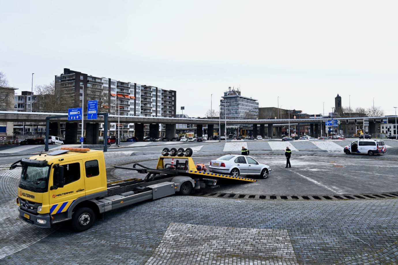 Auto op fontein Blauwe Golven, bestuurder gaat ervandoor