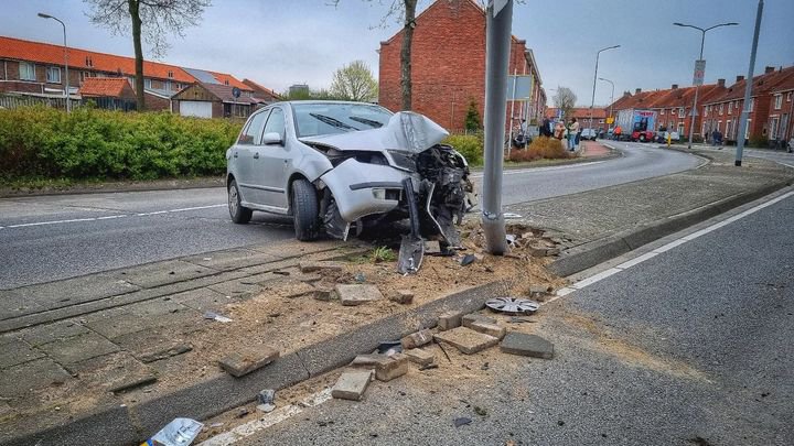 Dronken automobilist richt ravage aan midden op de dag