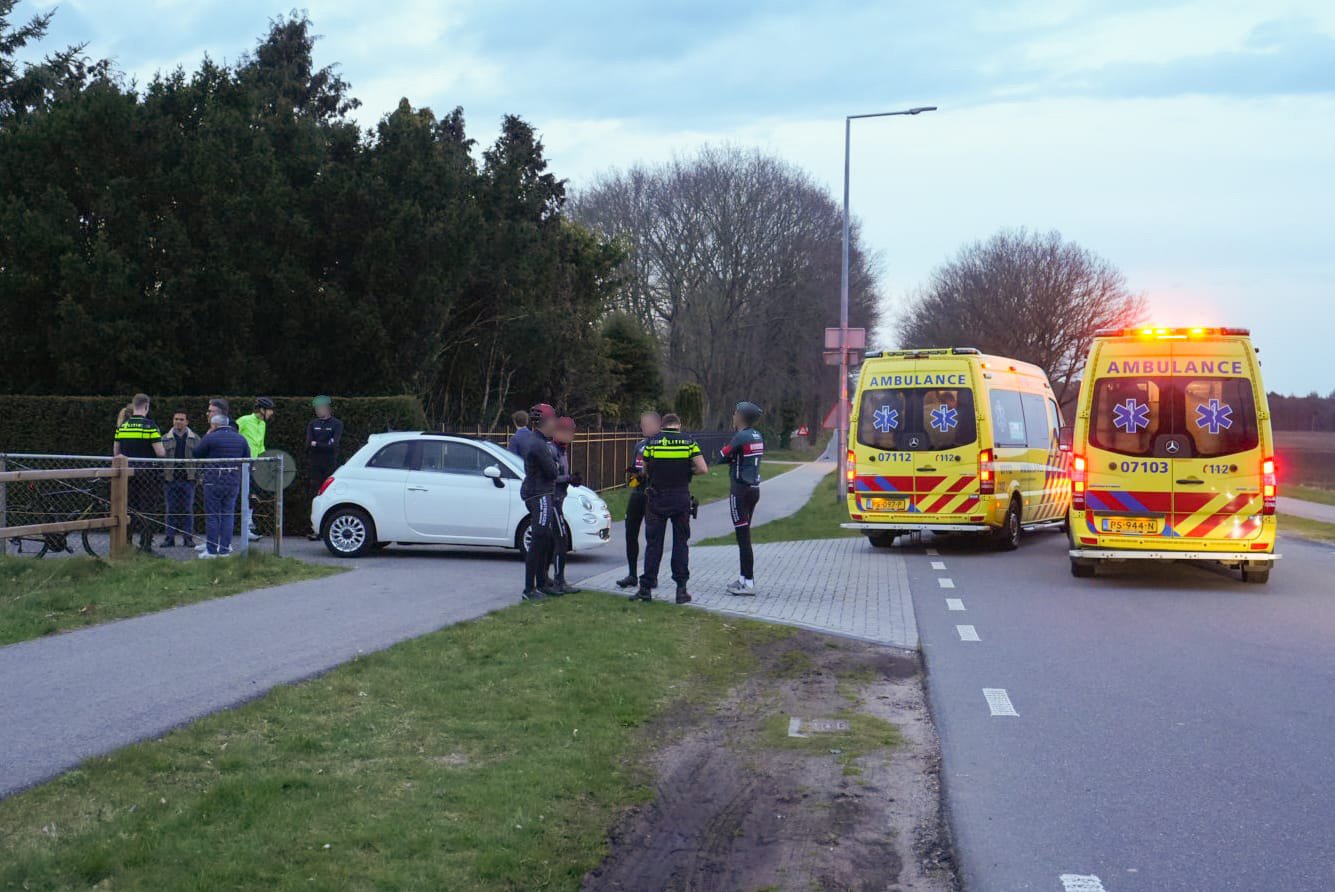 Automobilist schept meerdere wielrenners
