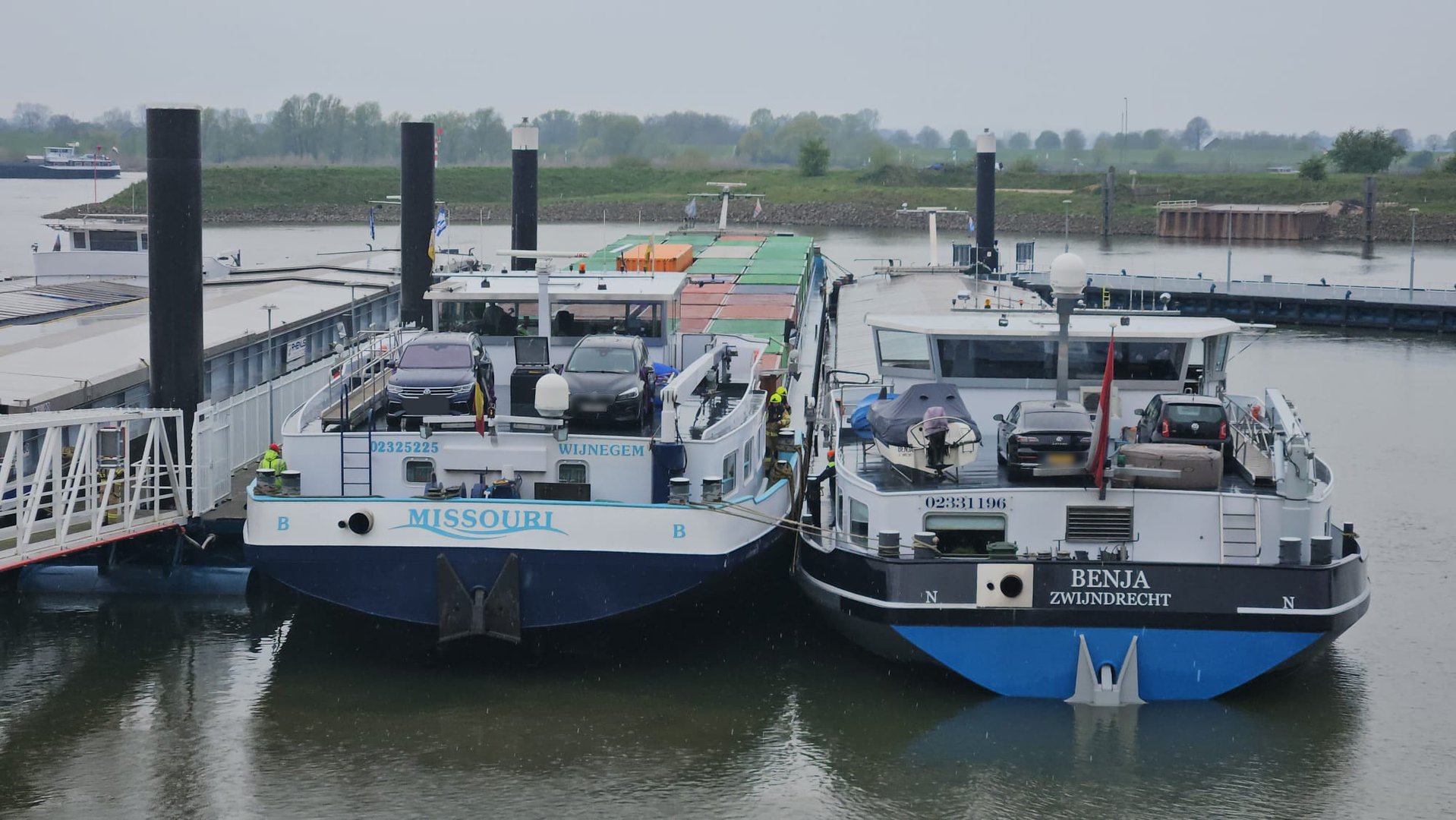 Schip in problemen op de Rijn bij Tolkamer
