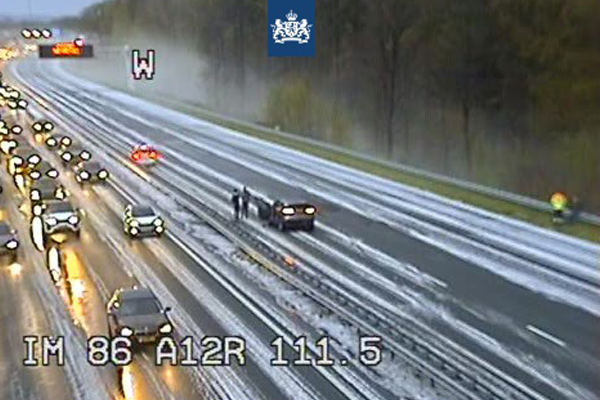 A12 dicht na meerdere ongevallen door flinke hagelbui