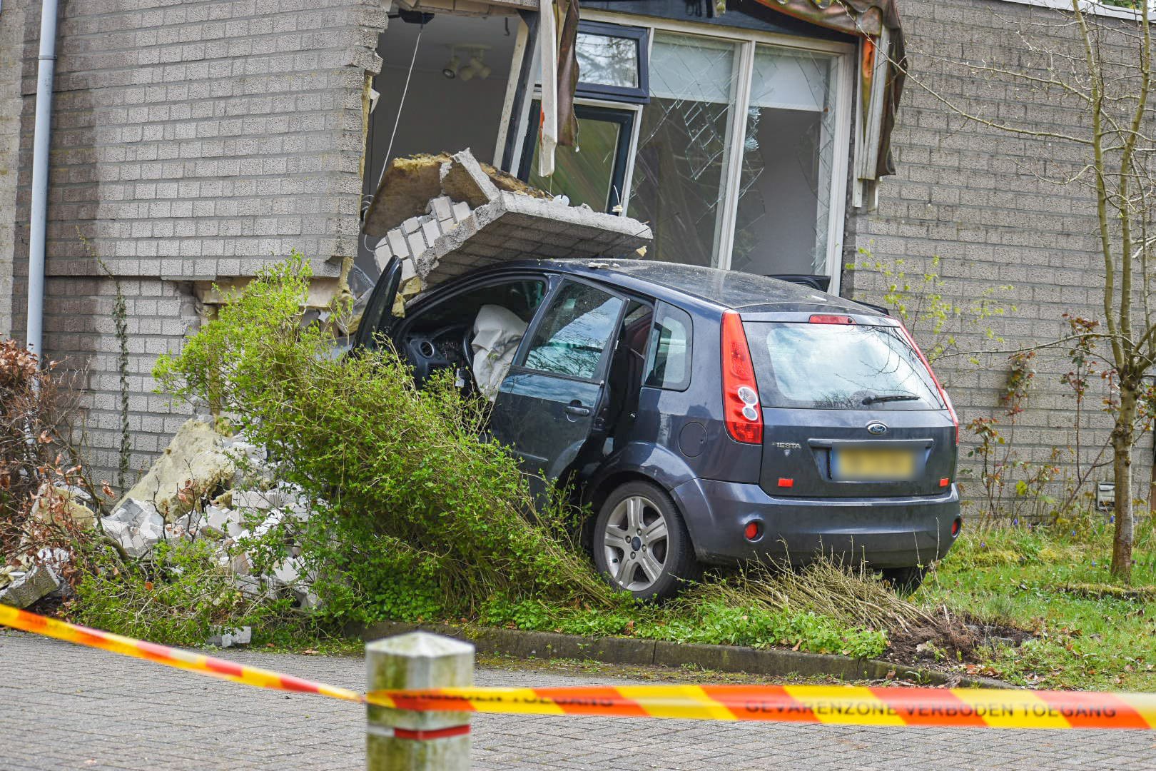 VIDEO UPDATE: Auto rijdt woning van Oekraïnese vluchtelingen in bij ongeval