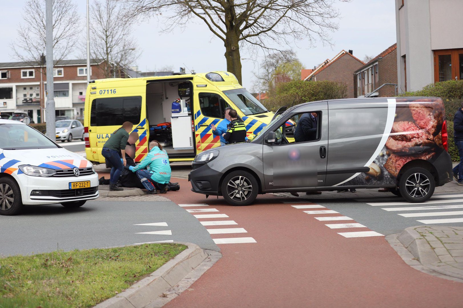 Fietser gewond bij aanrijding op rotonde