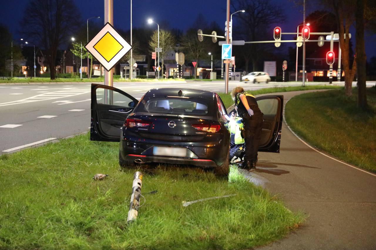 Dronken automobilist veroorzaakt ongeval en wordt onwel