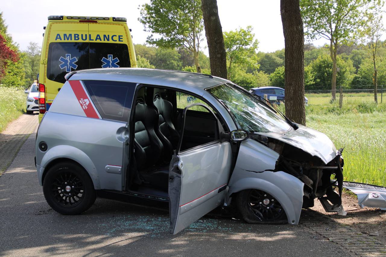 Brommobiel botst op boom, inzittenden gewond naar ziekenhuis