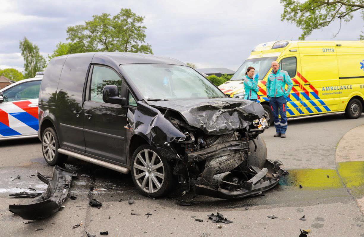 Bedrijfsauto’s klappen op elkaar op beruchte kruising
