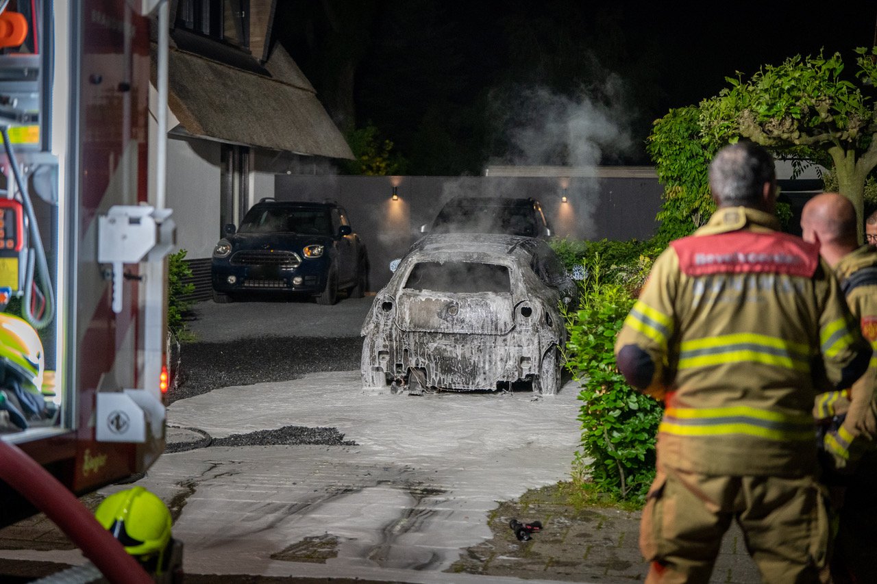 Geparkeerde auto volledig verwoest door felle brand in Duiven