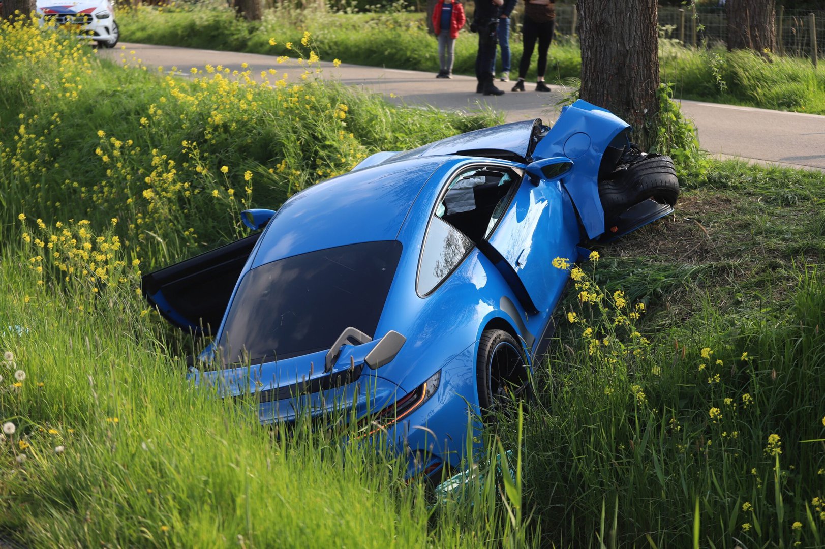 Porsche ter waarde van 275.000 euro total loss na crash tegen boom