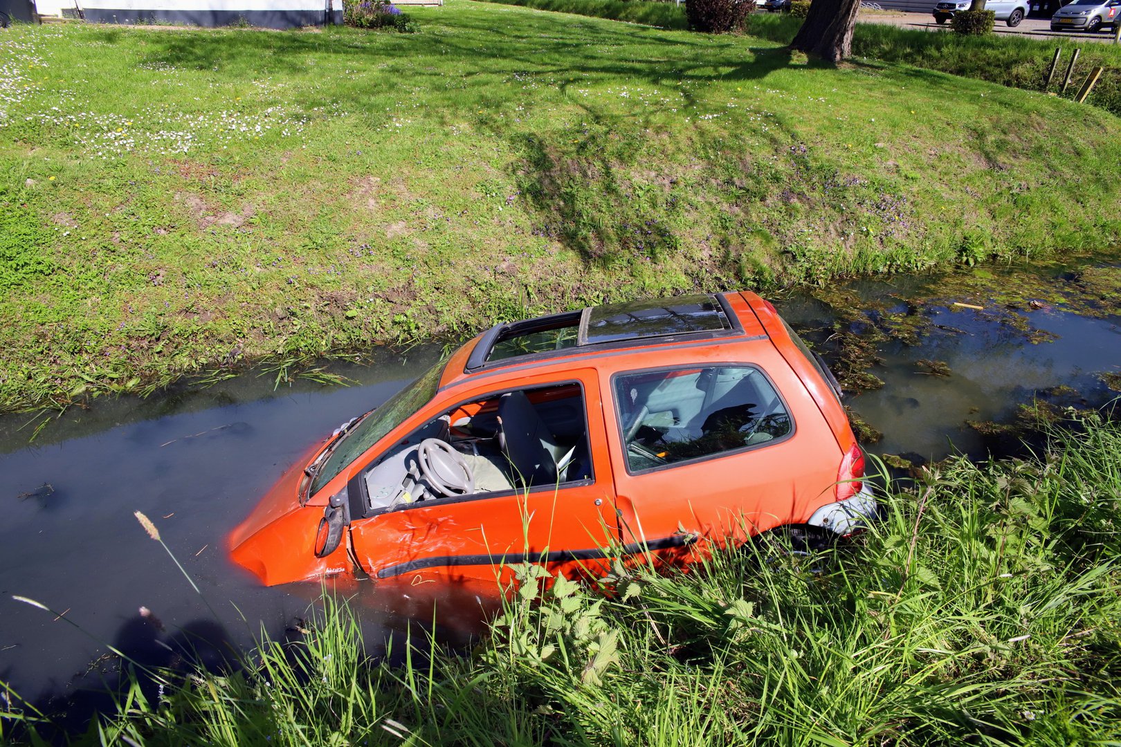 Auto in de sloot na aanrijding in Culemborg