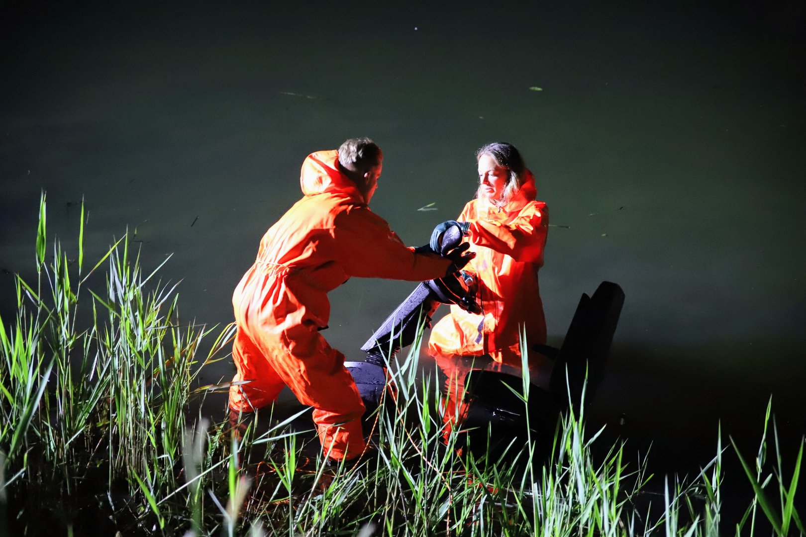 Man raakt te water met zijn scootmobiel en raakt bekneld