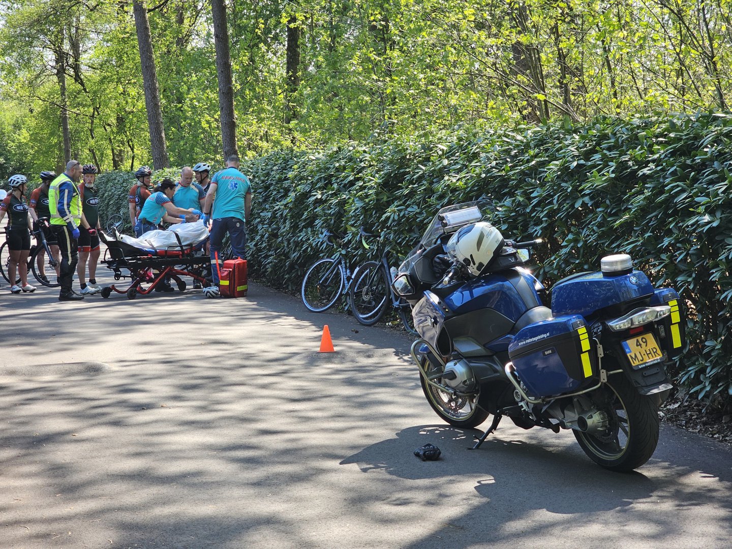 Onbekenden draaien bordjes toertocht om; wielrenner komt hard ten val