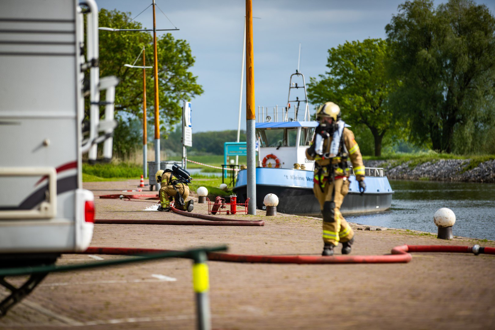 Twee mensen onwel door lekkende accu van pontje