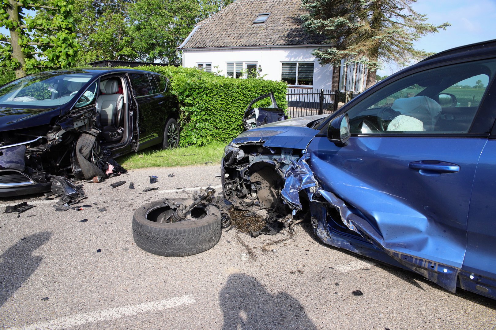 Vrouw bevrijdt uit auto na ongeval in Est