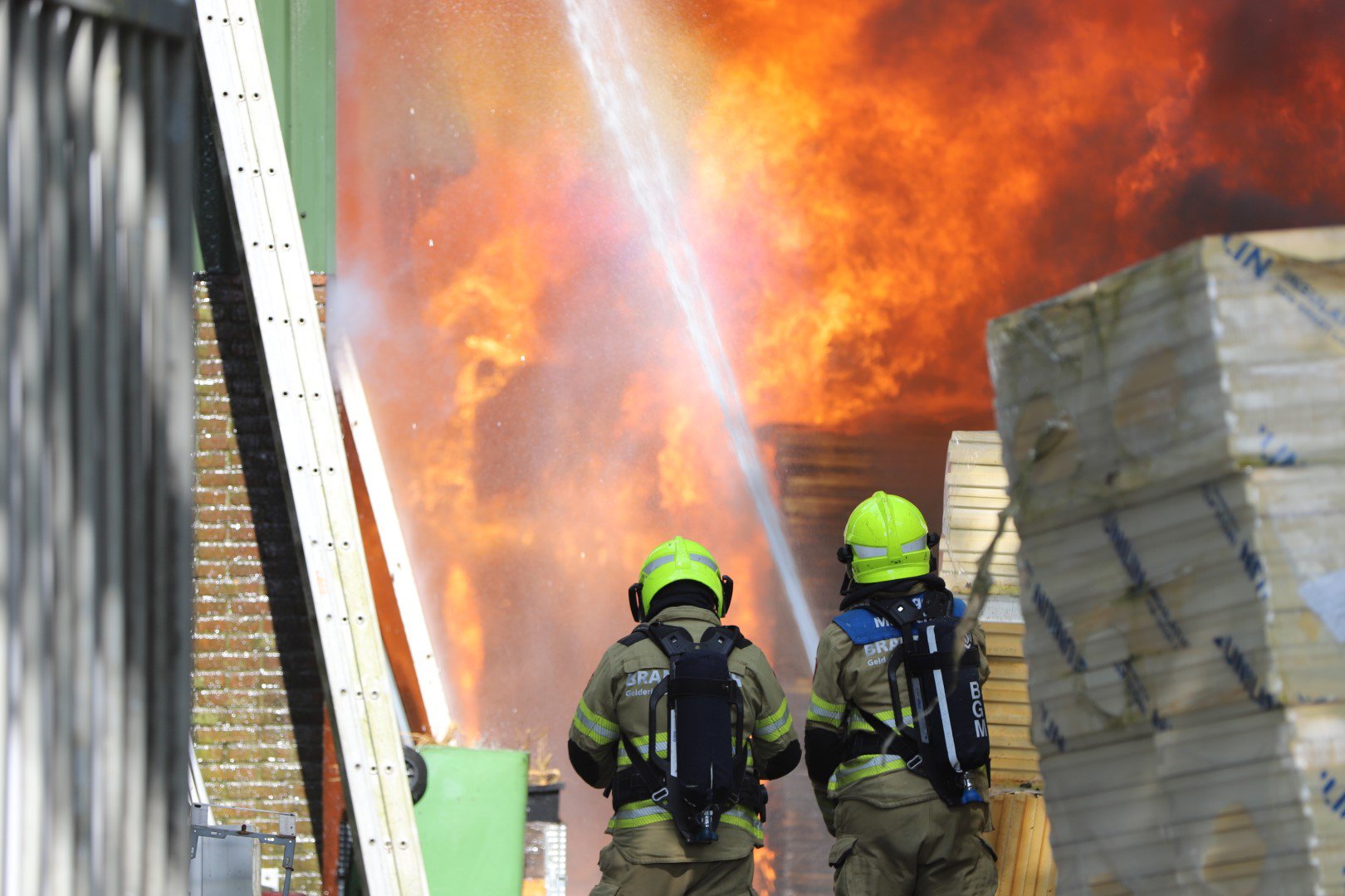 FOTO UPDATE: Grote brand in Kootwijkerbroek