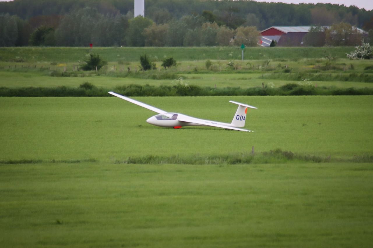 Zweefvliegtuig landt in uiterwaarden bij Velp