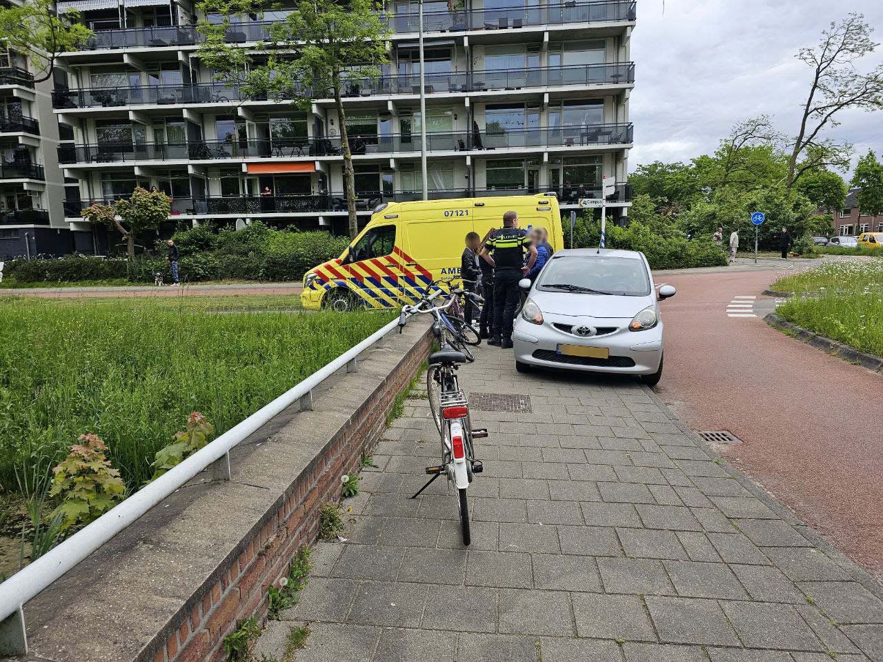 Fietsster naar ziekenhuis na aanrijding met auto