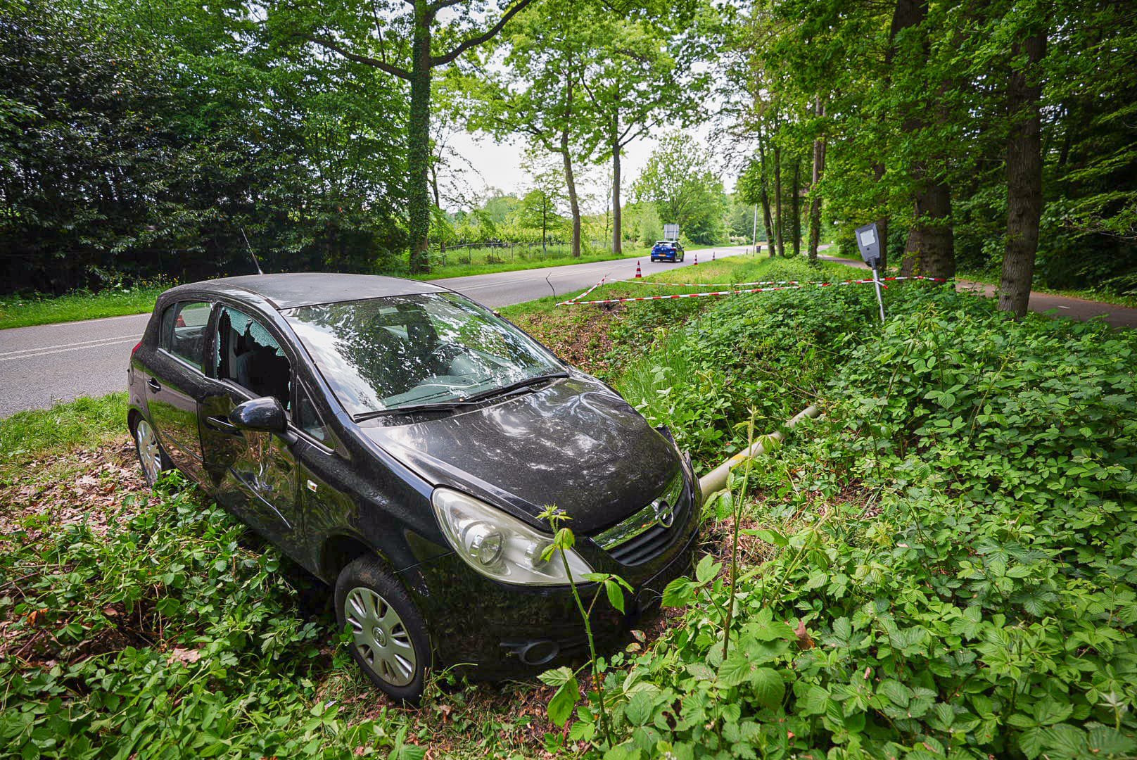 Auto raakt van de weg en ramt lantaarnpaal