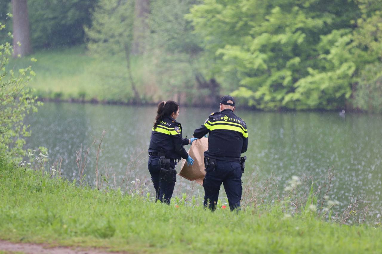 Onderzoek bij vijver na aantreffen kleding en ID-kaarten