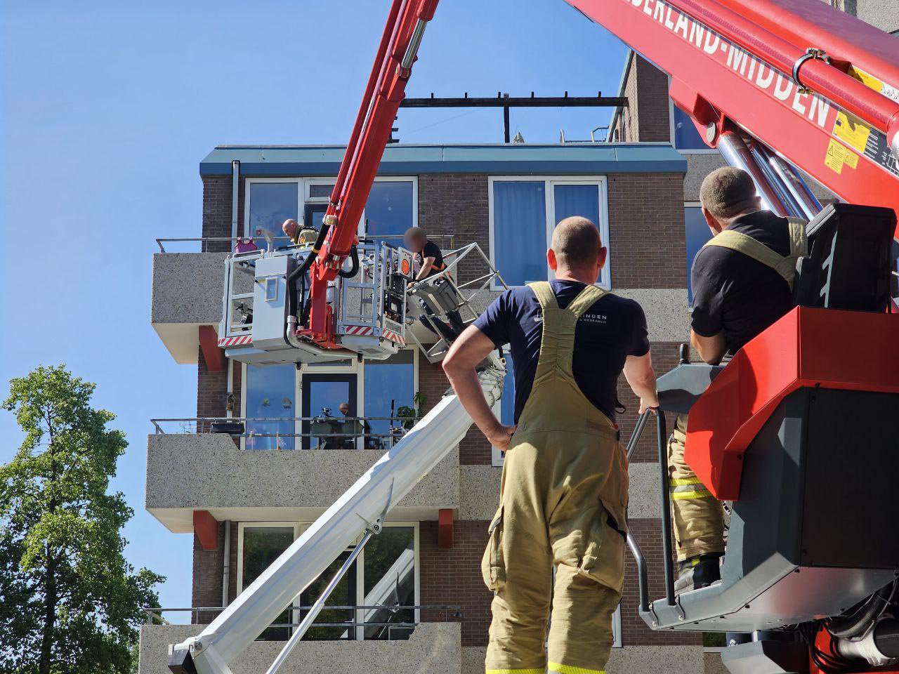 Brandweer rukt uit om man uit hoogwerker te bevrijden