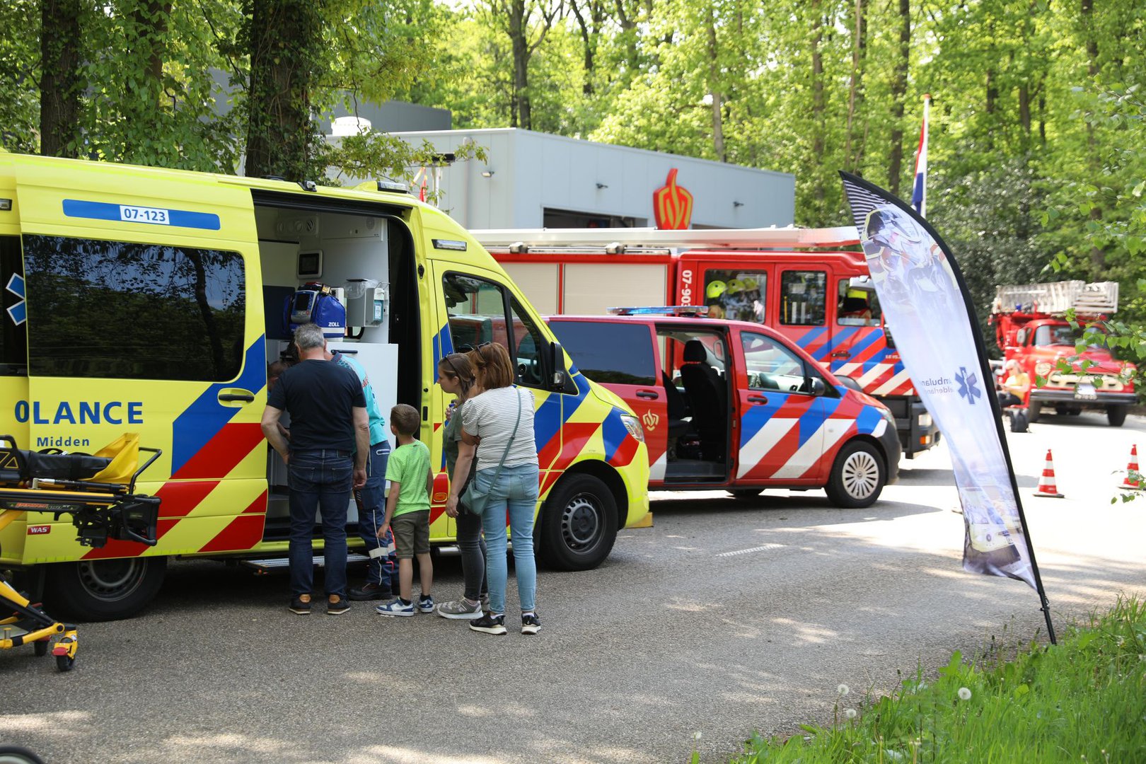 Nieuwe brandweerkazerne geopend tijdens veiligheidsdag Wolfheze