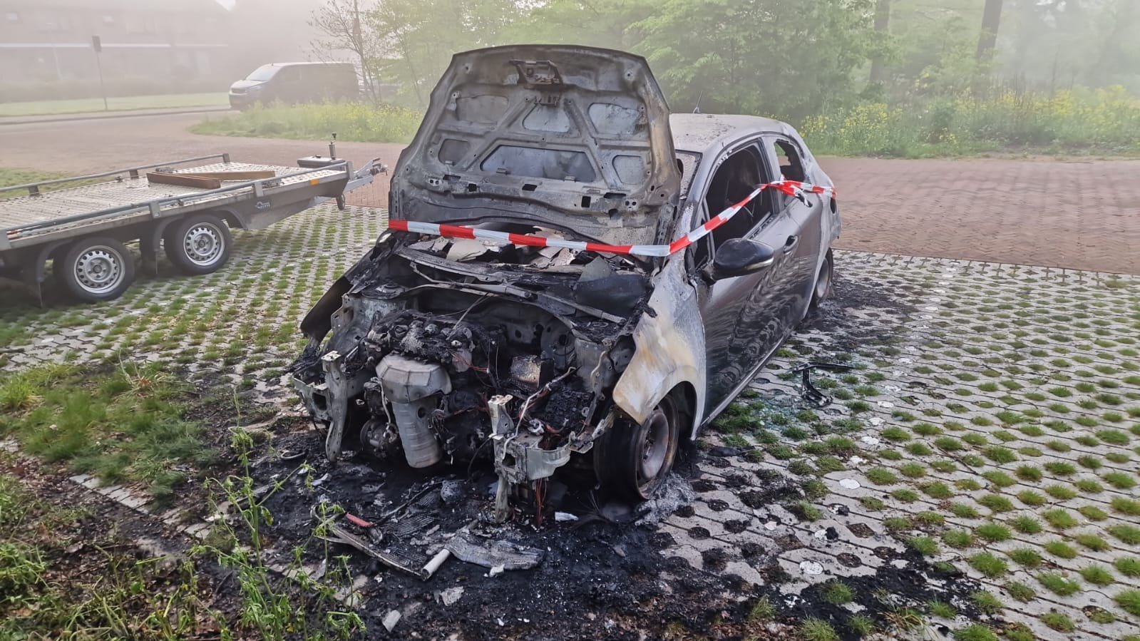 Auto brandt volledig uit op parkeerplaats in Rheden