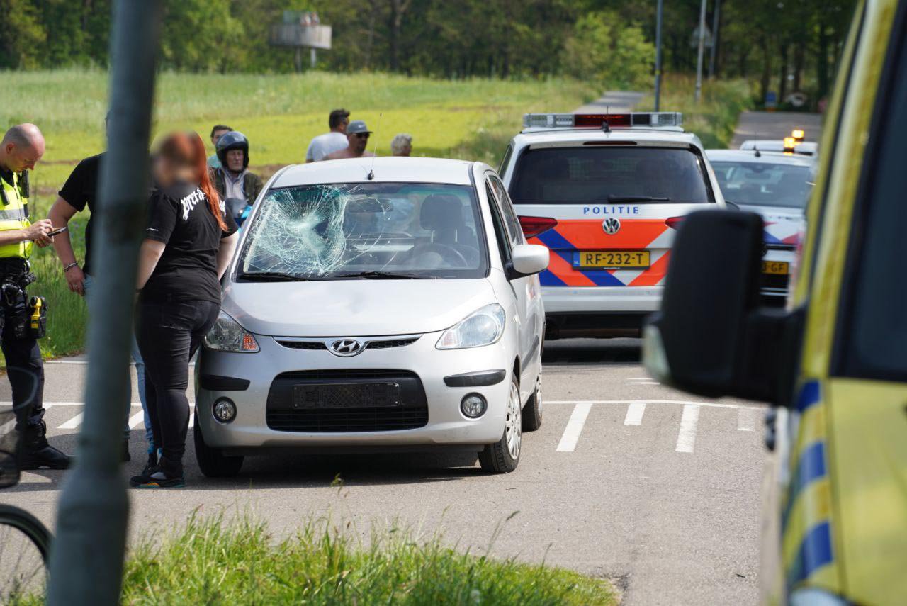 Fietsster gewond naar ziekenhuis na aanrijding met auto