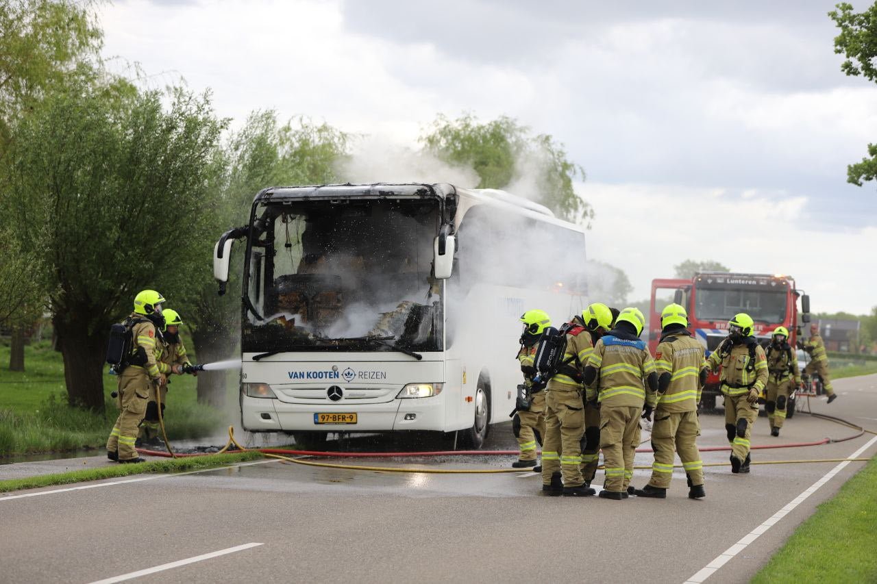 Bus volledig verwoest door brand