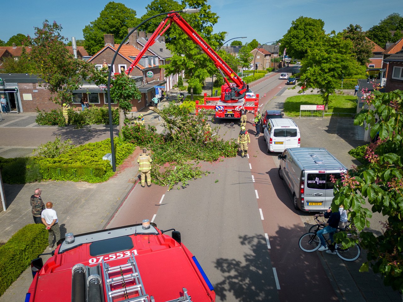 Tak breekt af en blokkeert weg in Zevenaar