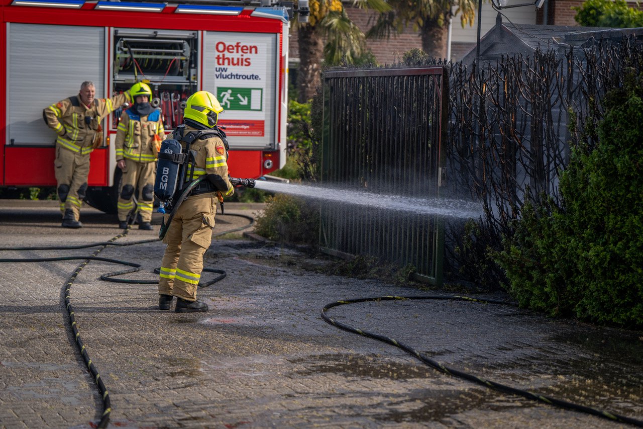 Weer een heg in brand in Lobith