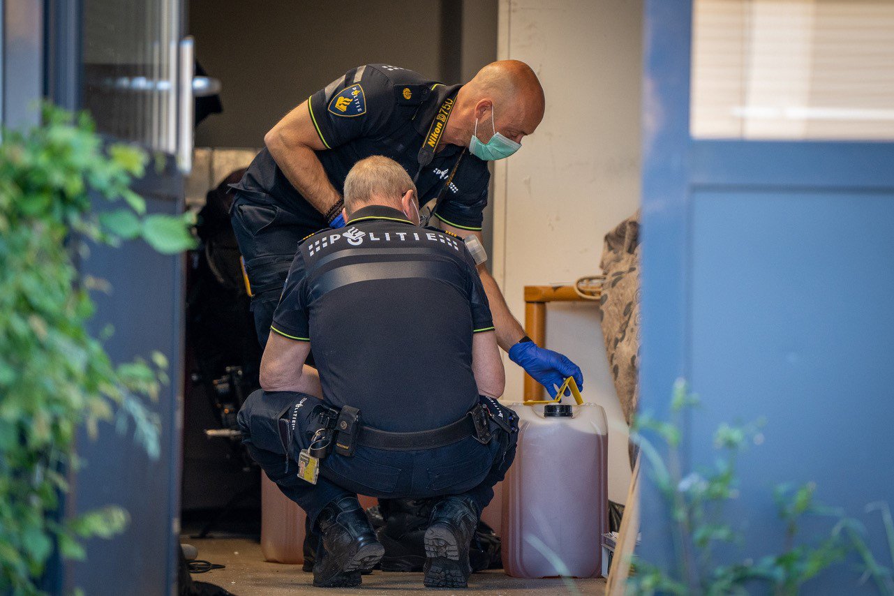 Tien jerrycans met vermoedelijk drugsafval aangetroffen in bedrijfspand
