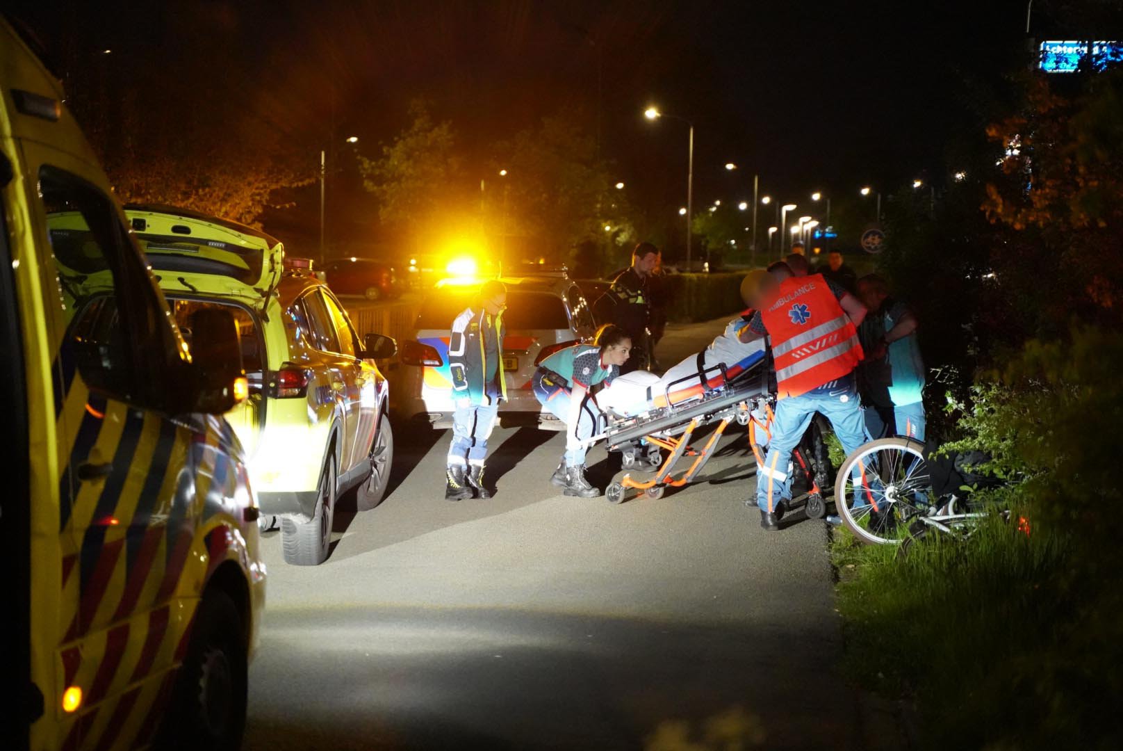 Vrouw wordt onwel op fiets en komt ten val
