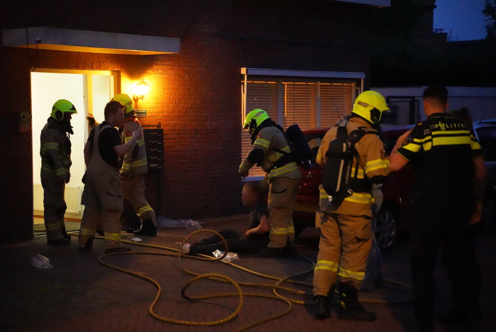 Man en kind uit woning gered na keukenbrand