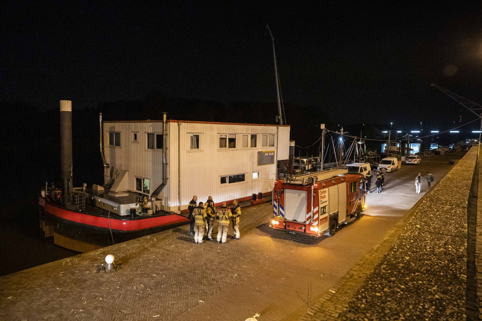 Vrachtschip ramt woonboot in Arnhem