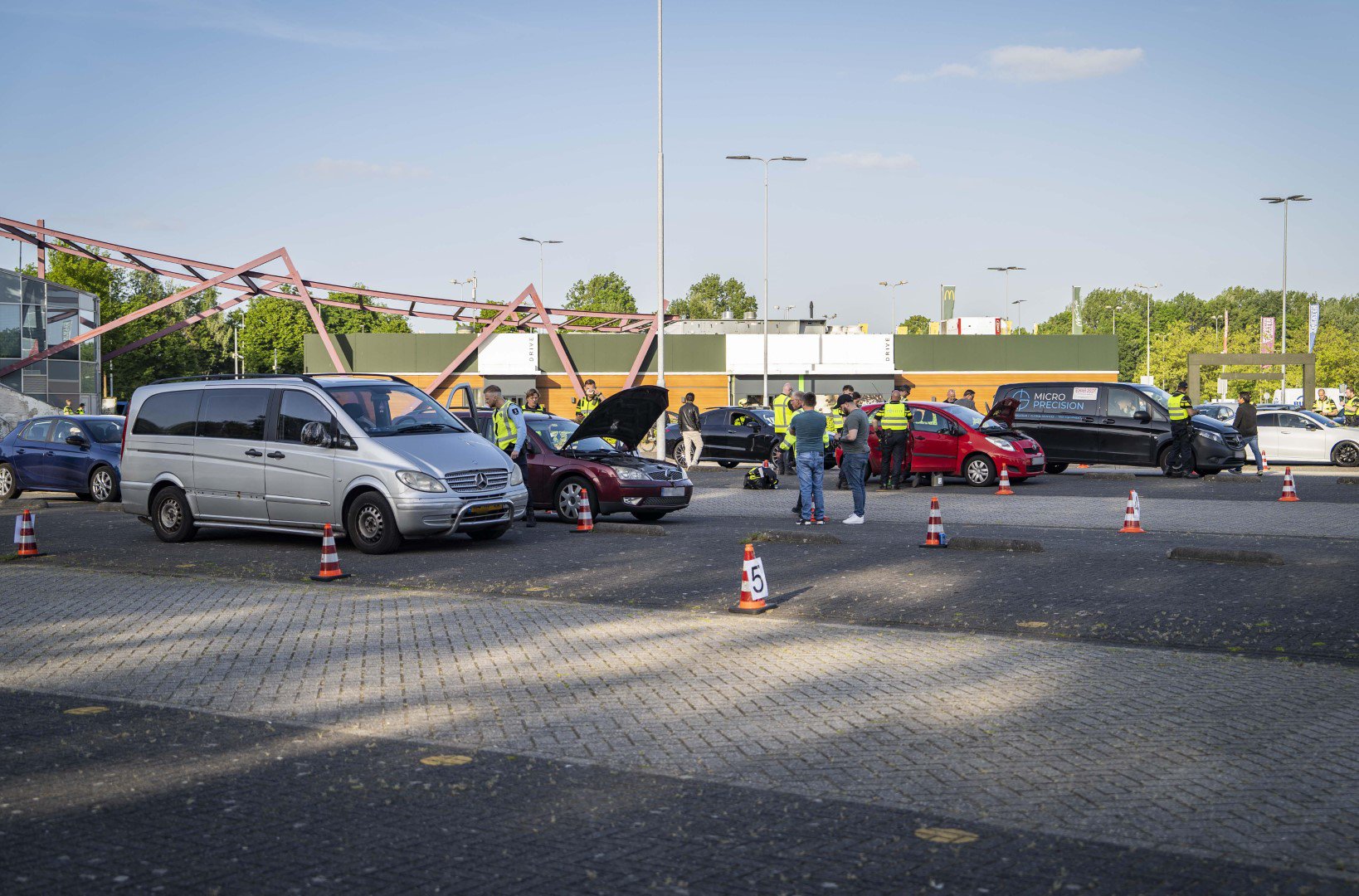 80.000 euro geïnd door de Belastingdienst, 6 auto’s in beslag genomen en meerdere boetes bij grote controle in Arnhem