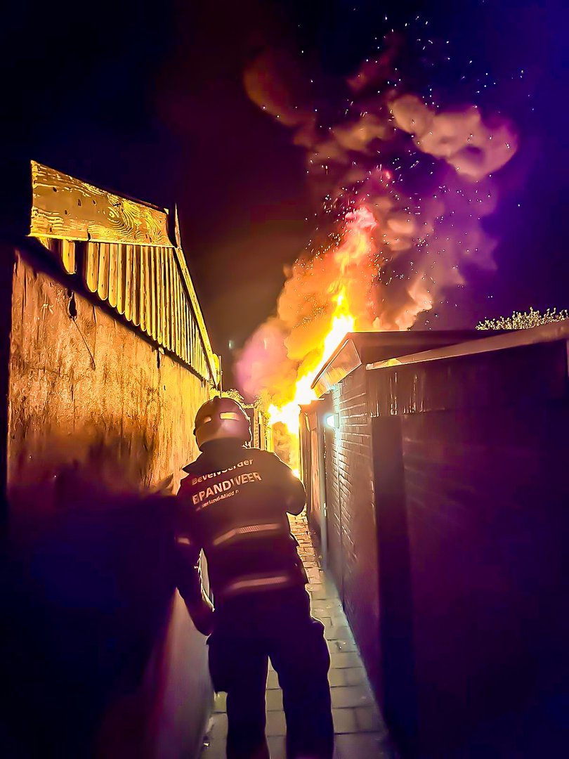 Brand in schuur achter woning zorgt voor evacuatie van acht woningen