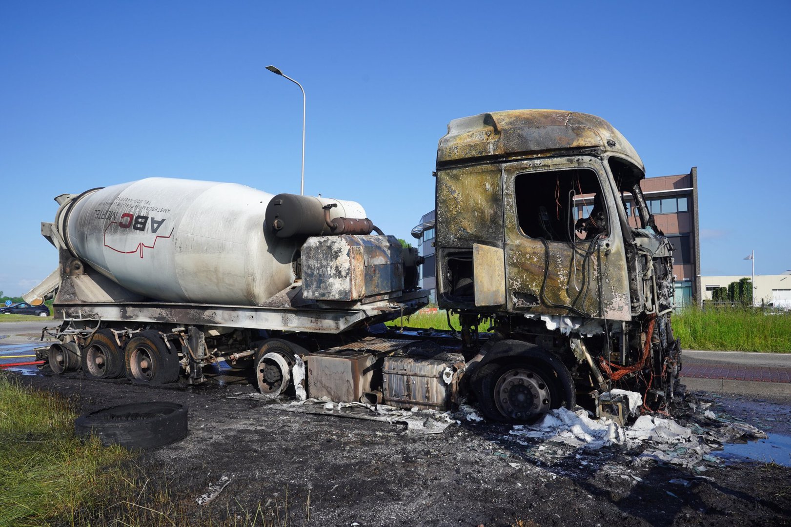 Vrachtwagen volledig verwoest door brand in Druten
