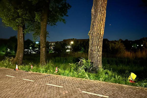 Fietsster aan haar lot overgelaten na aanrijding met auto in Arnhem