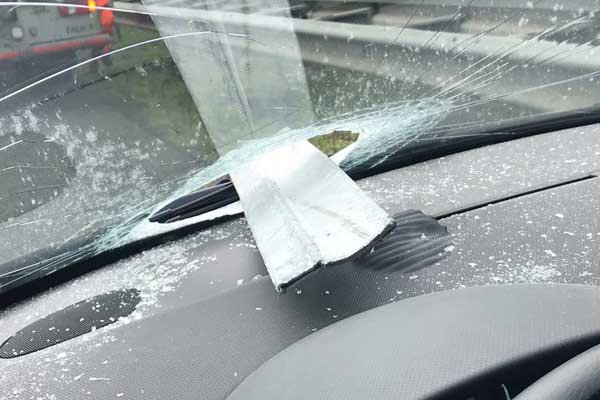 Autoruit doorboord door metalen buis op A12