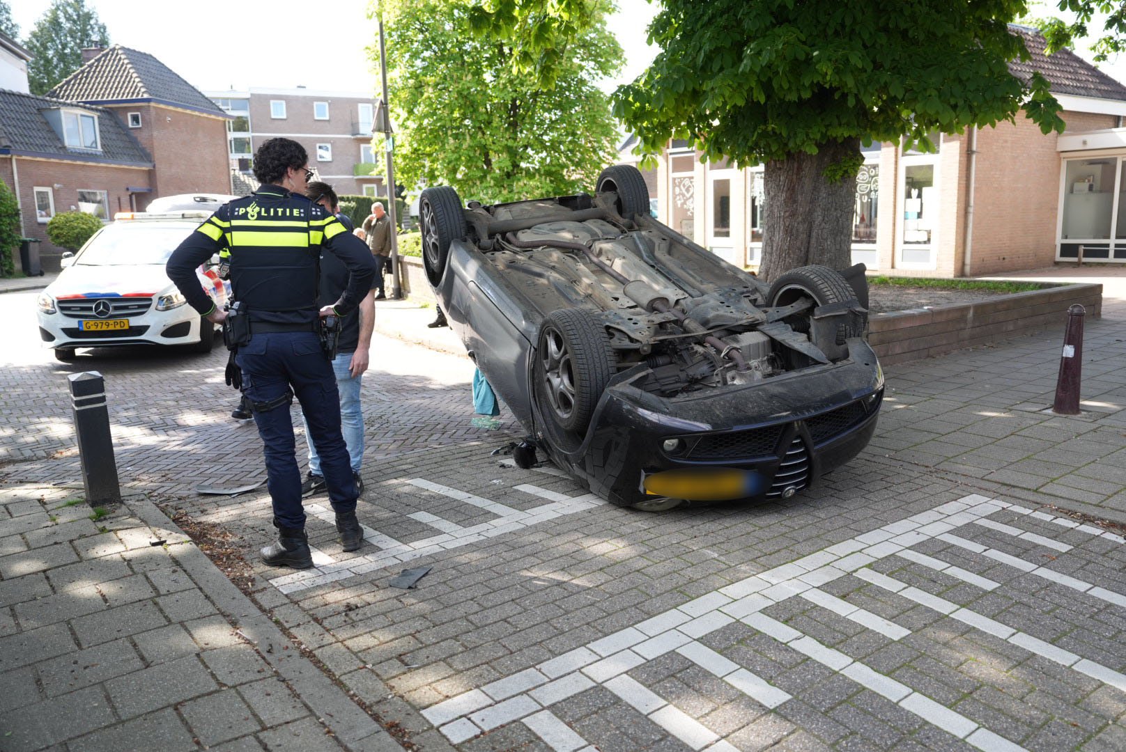 Automobilist slaat over de kop bij schoolplein in Velp