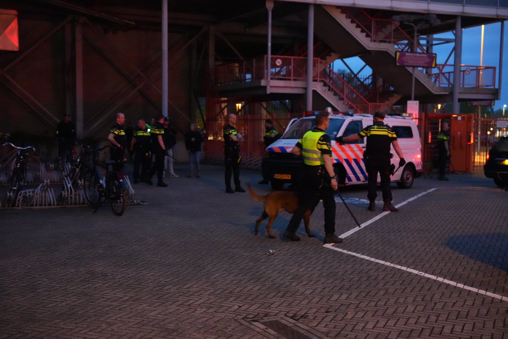 Vechtpartij tussen Vitessesupporters na thuiskomst in Arnhem: één gewonde en één arrestatie