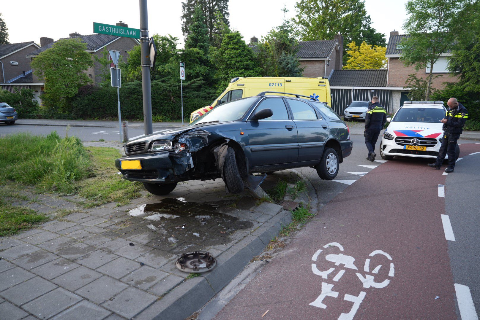 Alcomobilist vliegt uit de bocht en komt op paal terecht