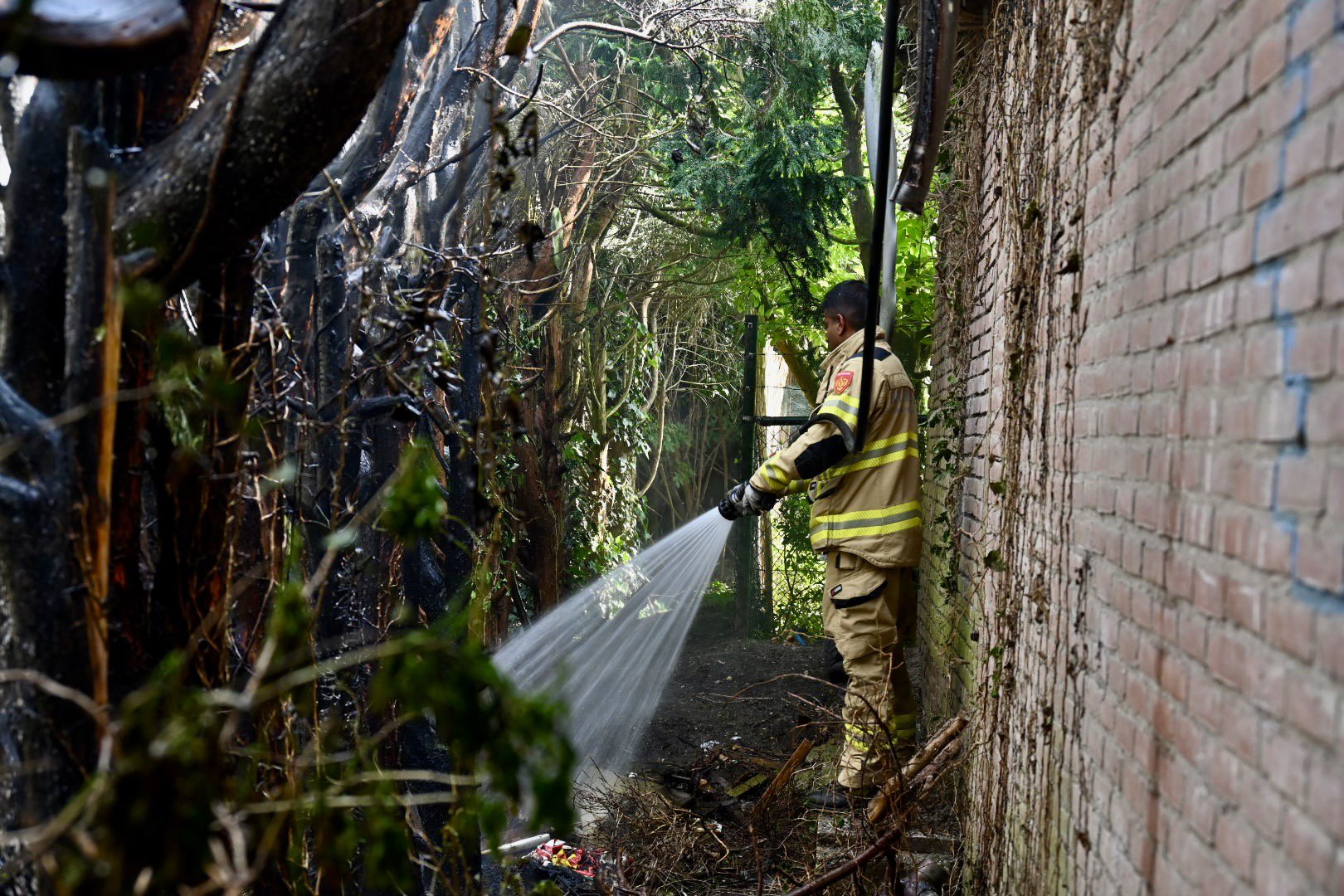 Brandweer voorkomt dat vuur overslaat naar schuur van duivenmelker