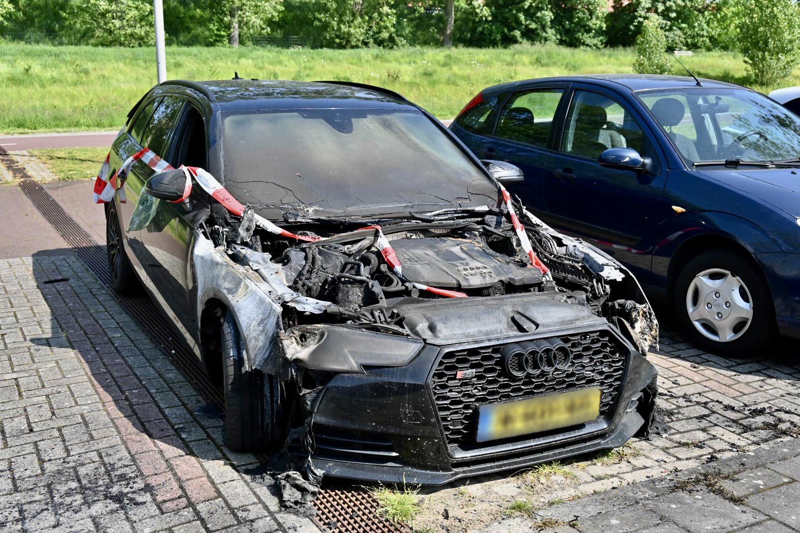 Auto verwoest door brand in Arnhem