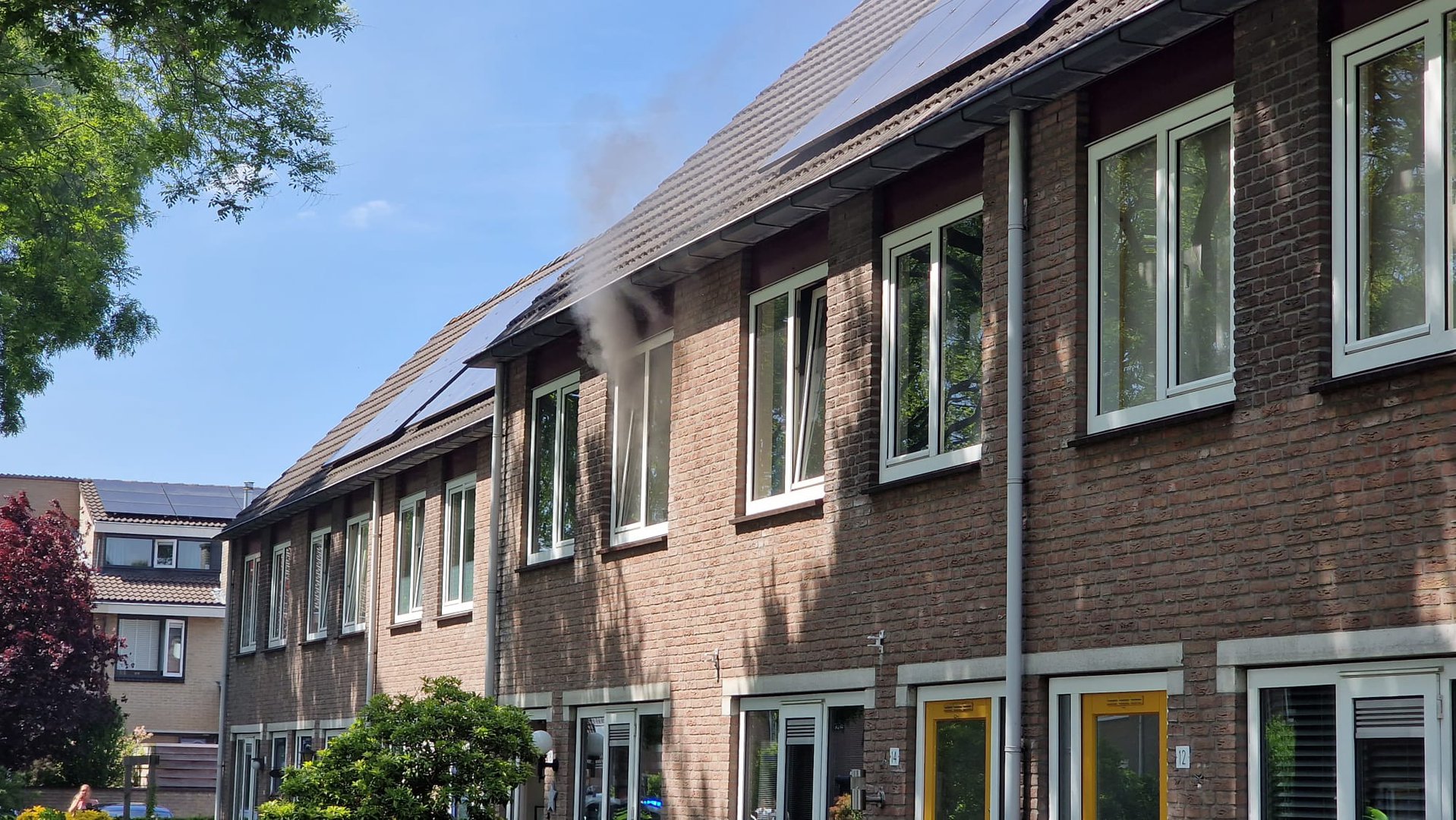 Droger vliegt in brand in woning, kat uit huis gered in Duiven