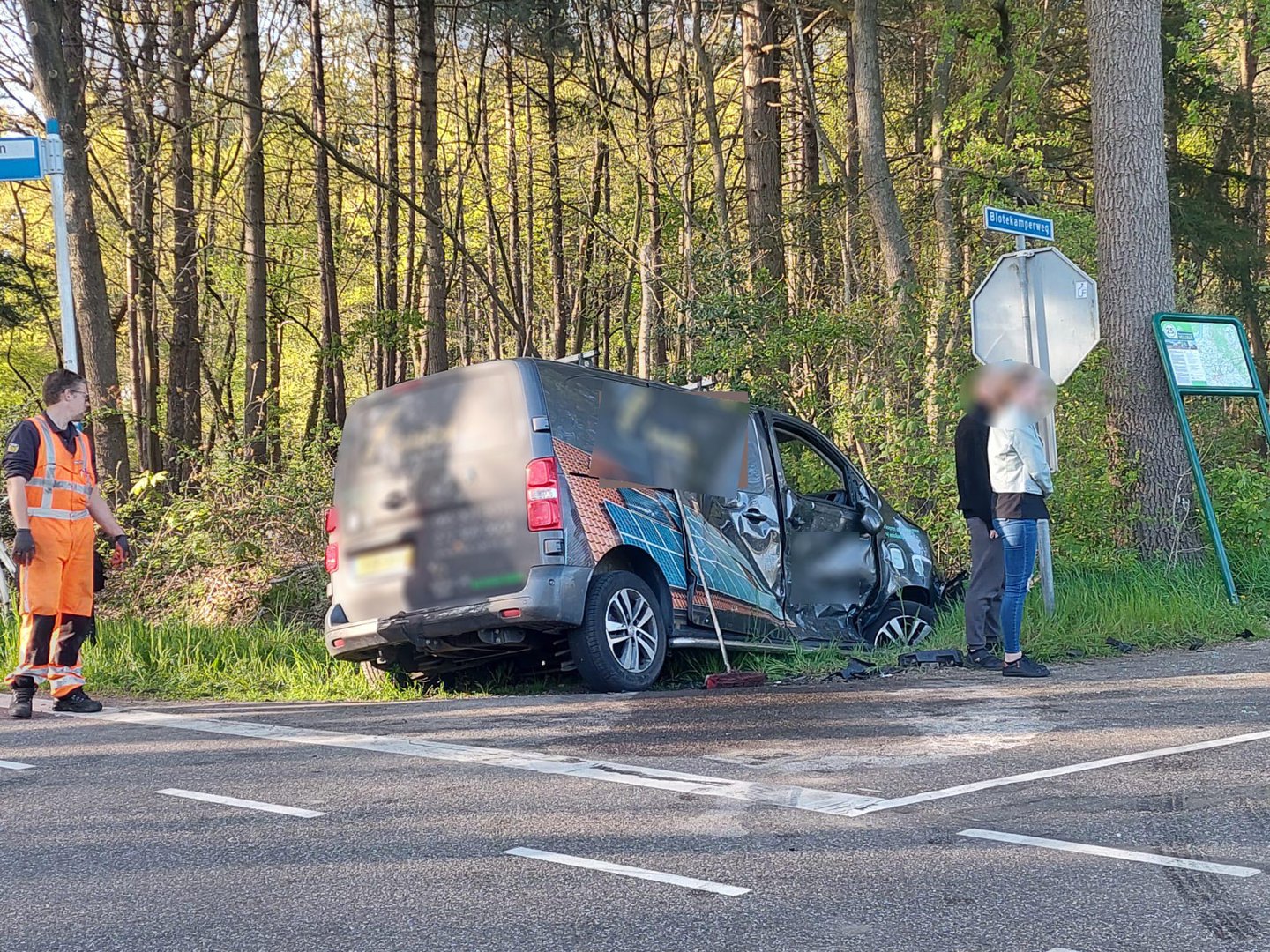 Forse schade door ongeval tussen twee bestelbussen