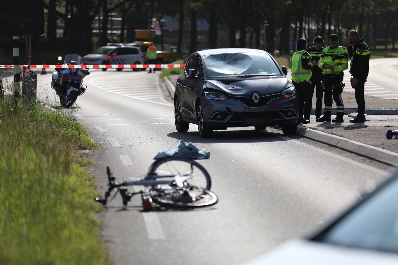 Fietser zwaargewond door aanrijding met auto