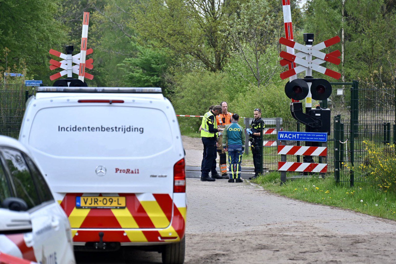 FOTO UPDATE: Dode door aanrijding op het spoor, geen treinen tussen Ede-Wageningen en Wolfheze