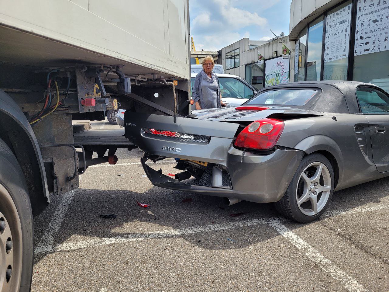 Vrachtwagen botst tegen geparkeerde auto bij supermarkt in Velp