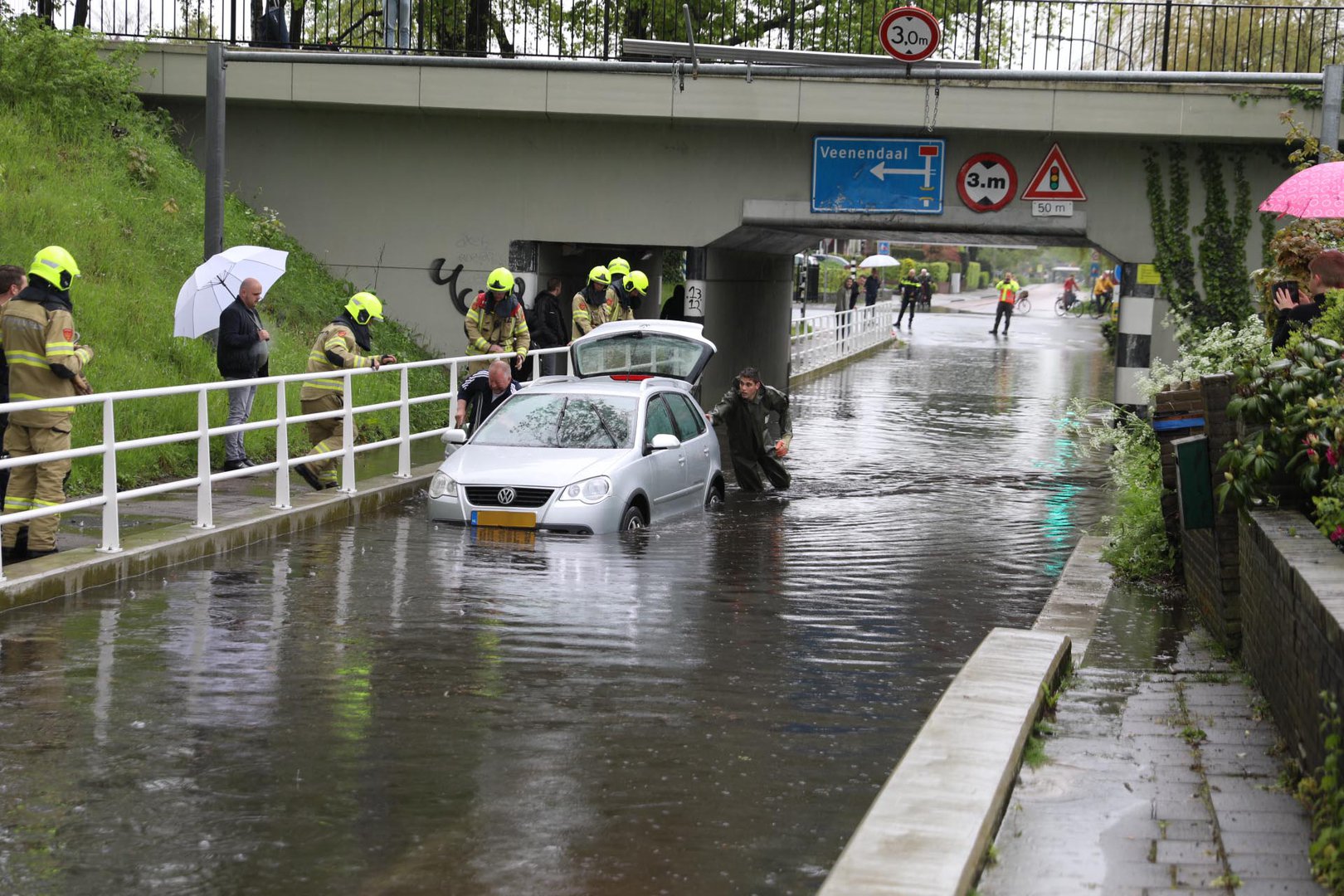 Vrouw vast met auto in ondergelopen spoortunnel